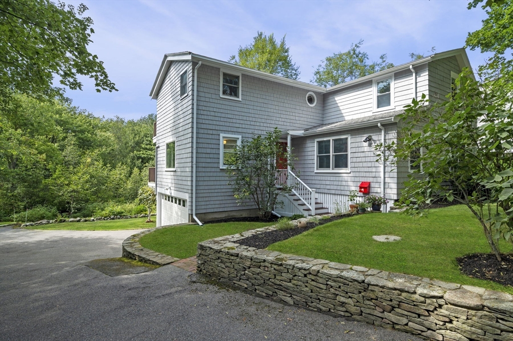 3 bed, 2 bath apartment for rent at 8 Risley Rd, Marblehead Neck — photo 1 of 28