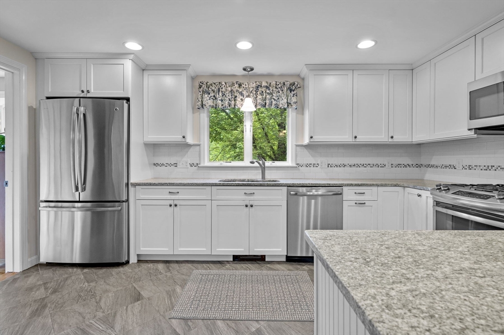 3 bed, 2 bath apartment for rent at 8 Risley Rd, Marblehead Neck — photo 14 of 28