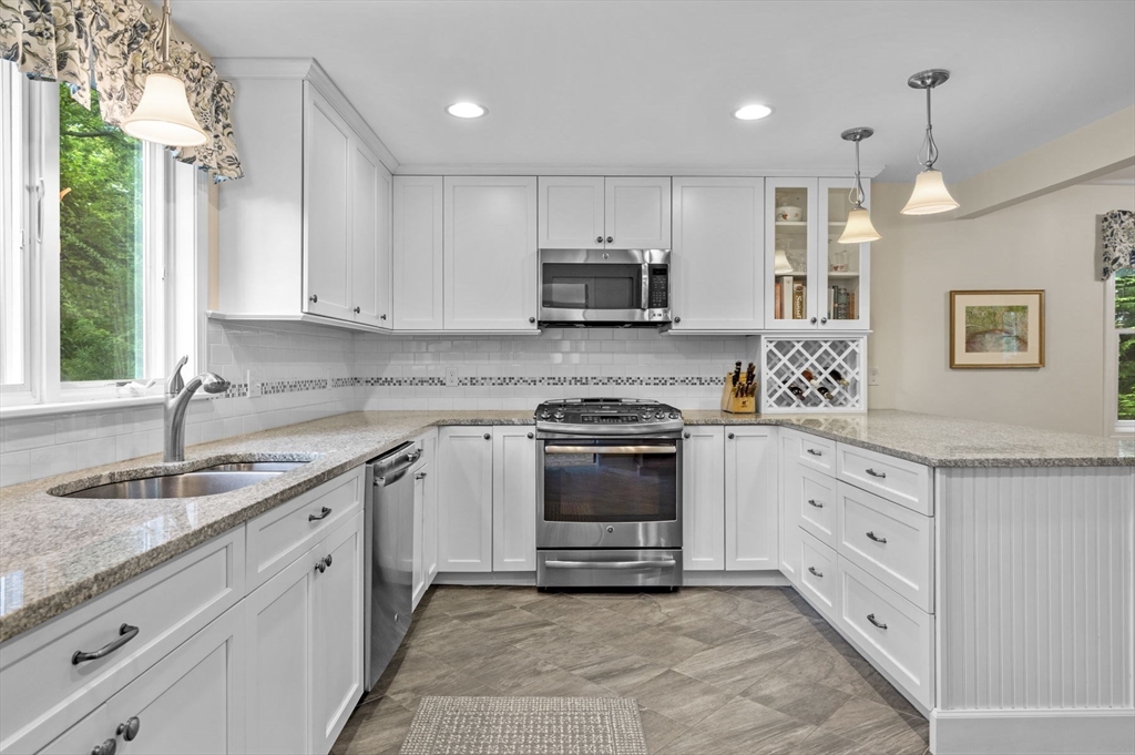3 bed, 2 bath apartment for rent at 8 Risley Rd, Marblehead Neck — photo 12 of 28