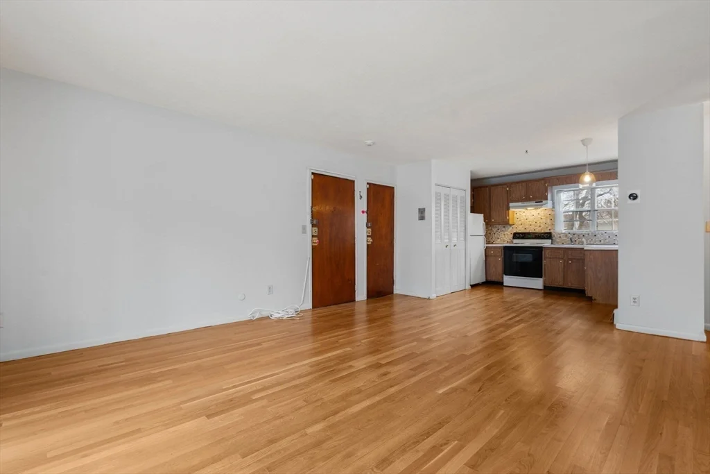 2 bed, 1 bath apartment for rent at 8 Robinwood Ave Unit 6, Jamaica Plain — photo 6 of 18