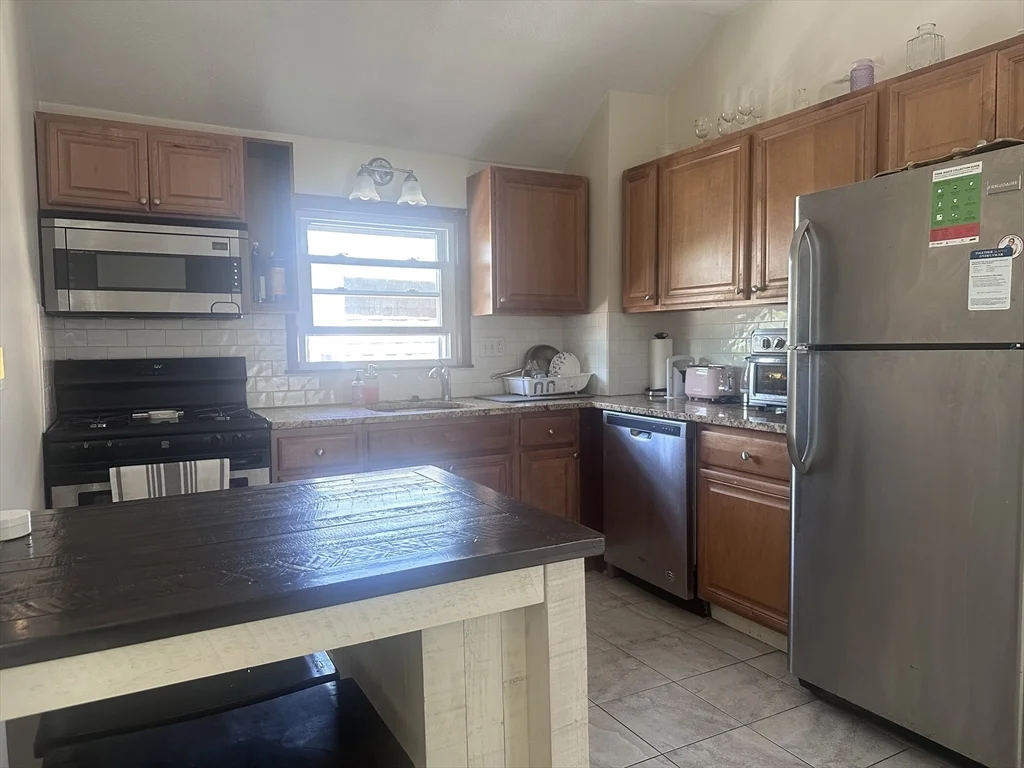 3 bed, 2 bath apartment for rent at 8 Sackville St Unit 3, Charlestown — photo 3 of 12