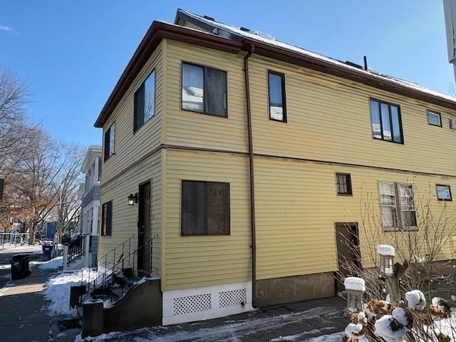 4 bed, 2 bath apartment for rent at 8 Seagrave Rd Unit 2, North Cambridge — photo 3 of 17