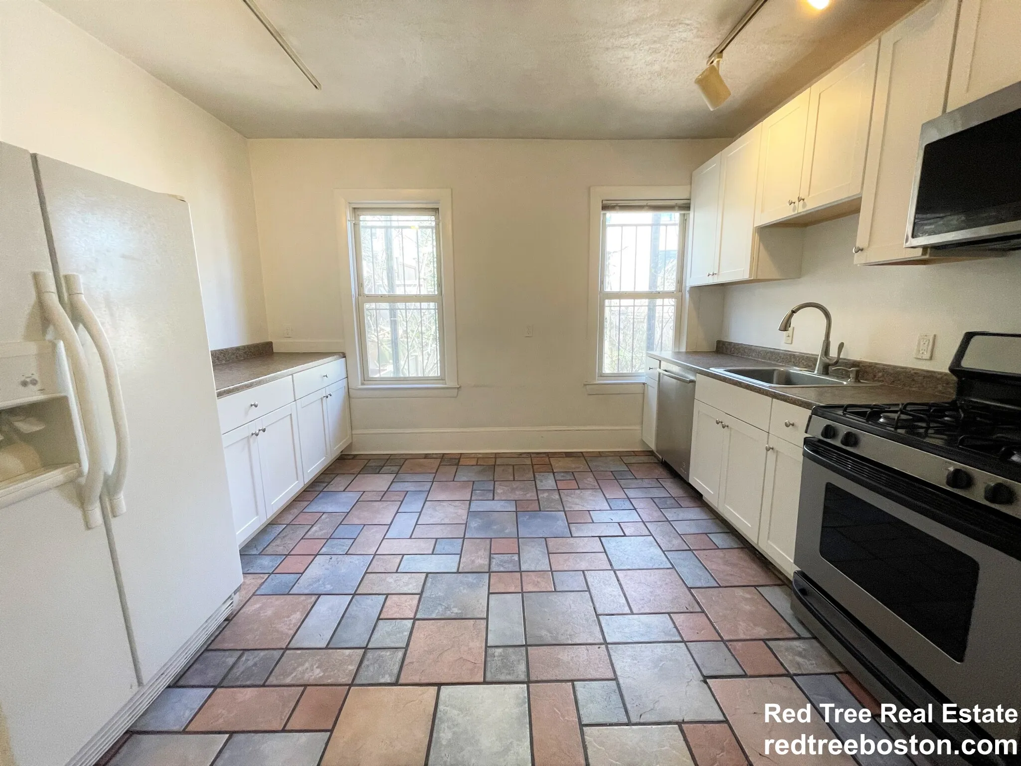 5 bed, 2.5 bath apartment for rent at 8 Sewall St Unit 1, Mission Hill — photo 2 of 29