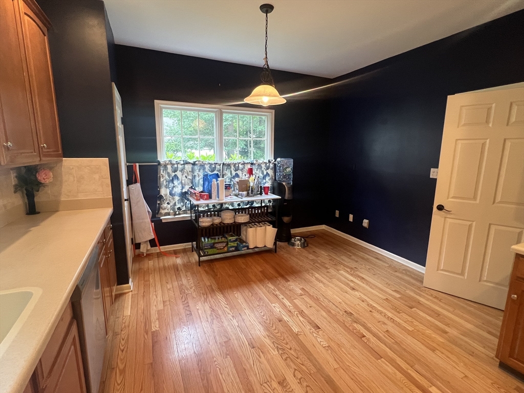3 bed, 2 bath apartment for rent at 8 Stonegate Ln Unit 8, Bedford — photo 3 of 30