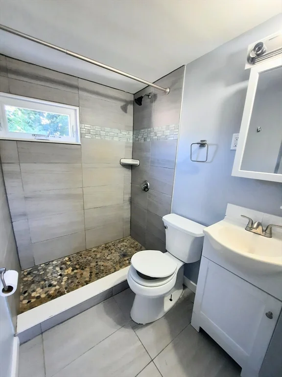 2 bed, 1 bath apartment for rent at 8 Stoney Beach Rd Unit 2, Hull — photo 4 of 5