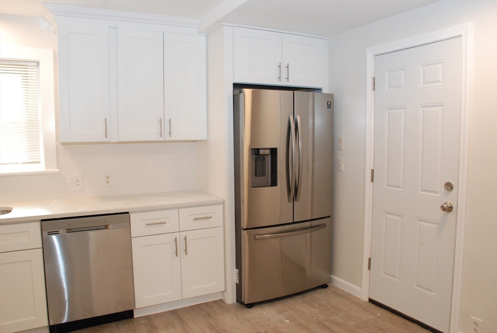 3 bed, 2 bath apartment for rent at 8 Sunset Rd, Wayland — photo 3 of 18