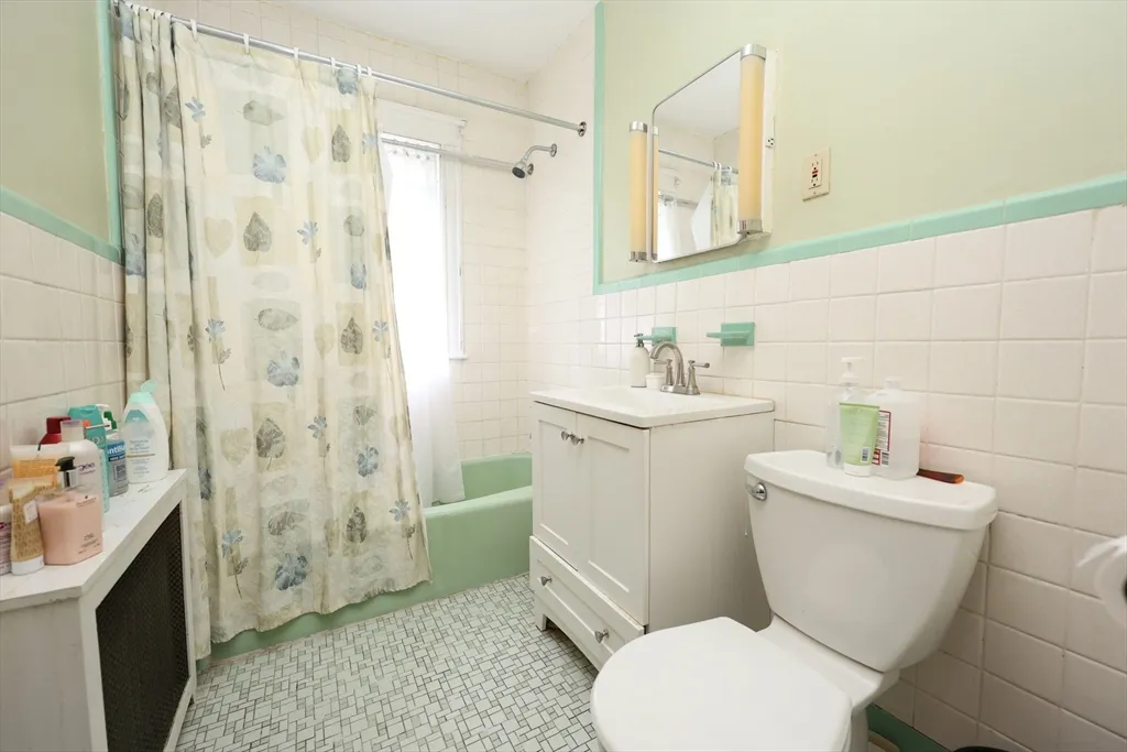 4 bed, 1 bath apartment for rent at 8 Verndale Rd Unit 2, Milton — photo 17 of 20
