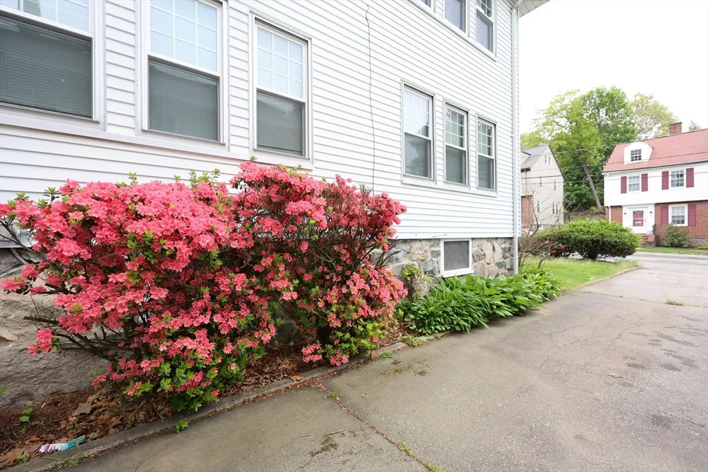 4 bed, 1 bath apartment for rent at 8 Verndale Rd Unit 2, Milton — photo 11 of 20