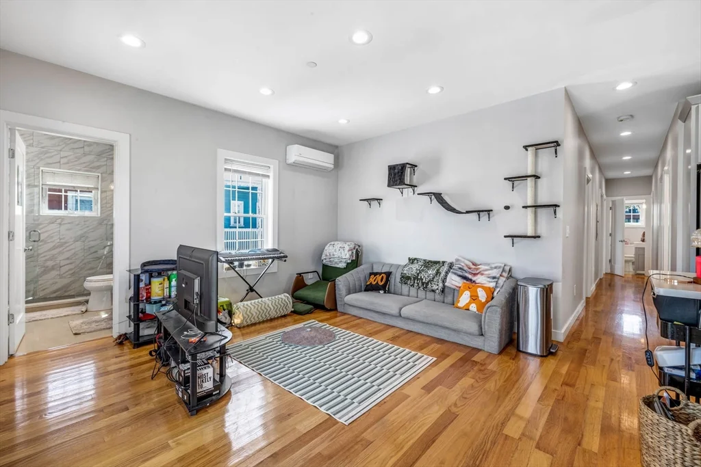 5 bed, 2 bath apartment for rent at 8 W Bellflower St Unit 3, Dorchester — photo 6 of 15