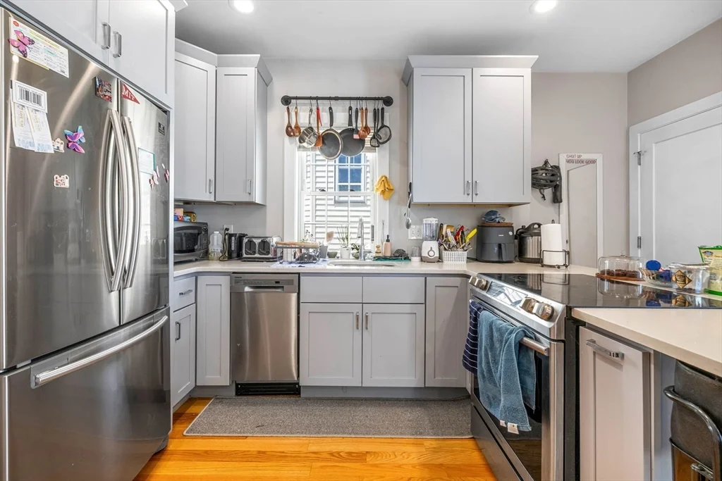 5 bed, 2 bath apartment for rent at 8 W Bellflower St Unit 3, Dorchester — photo 2 of 15