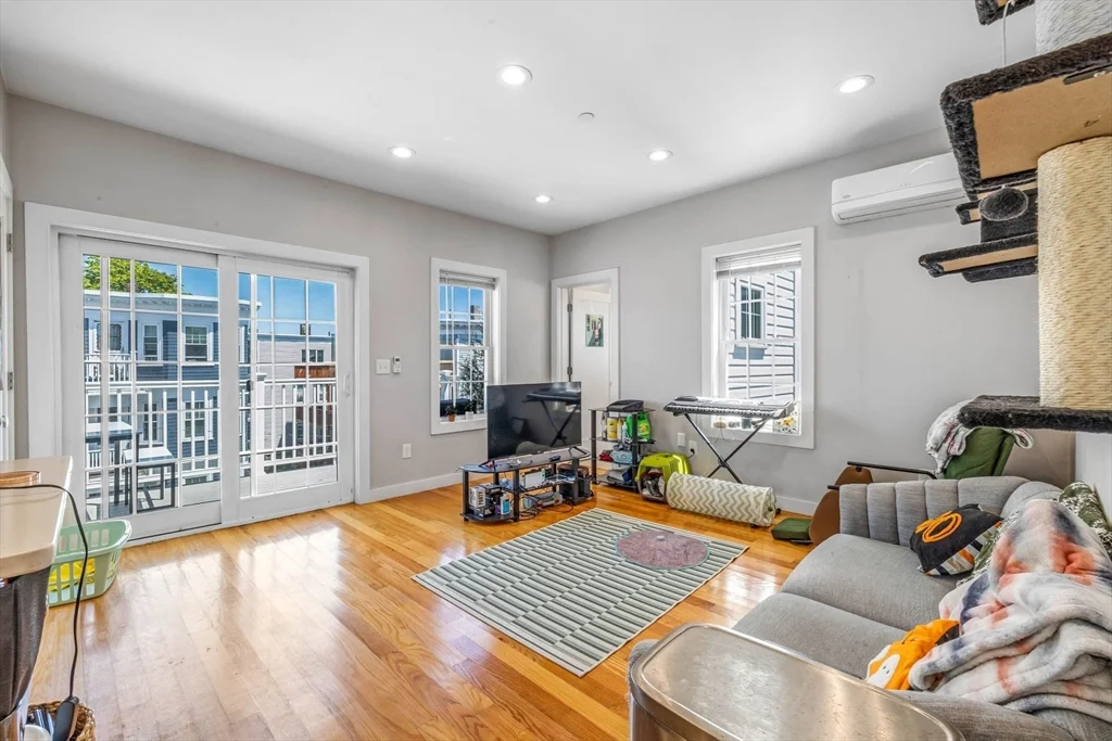 5 bed, 2 bath apartment for rent at 8 W Bellflower St Unit 3, Dorchester — photo 7 of 15