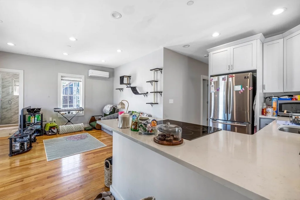 5 bed, 2 bath apartment for rent at 8 W Bellflower St Unit 3, Dorchester
