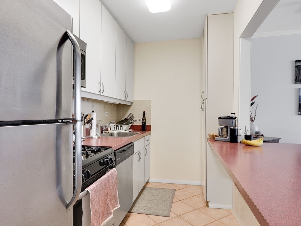 Studio bed, 1 bath apartment for rent at 8 Whittier Pl Unit 10G, West End — photo 1 of 6
