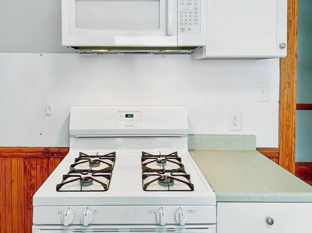 2 bed, 1 bath apartment for rent at 8 Wyvern St Unit 2, Jamaica Plain — photo 4 of 20