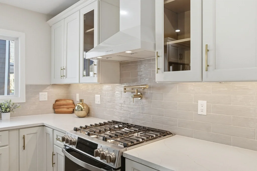 3 bed, 2 bath apartment for rent at 80 Blue Hills Pkwy Unit 1, Milton — photo 5 of 26