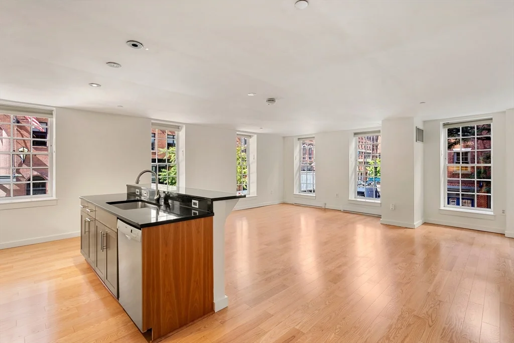 3 bed, 2 bath apartment for rent at 80 Broad St Unit 201, Boston Downtown — photo 12 of 37