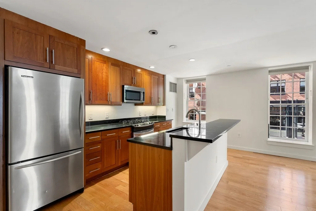 3 bed, 2 bath apartment for rent at 80 Broad St Unit 201, Boston Downtown — photo 5 of 37