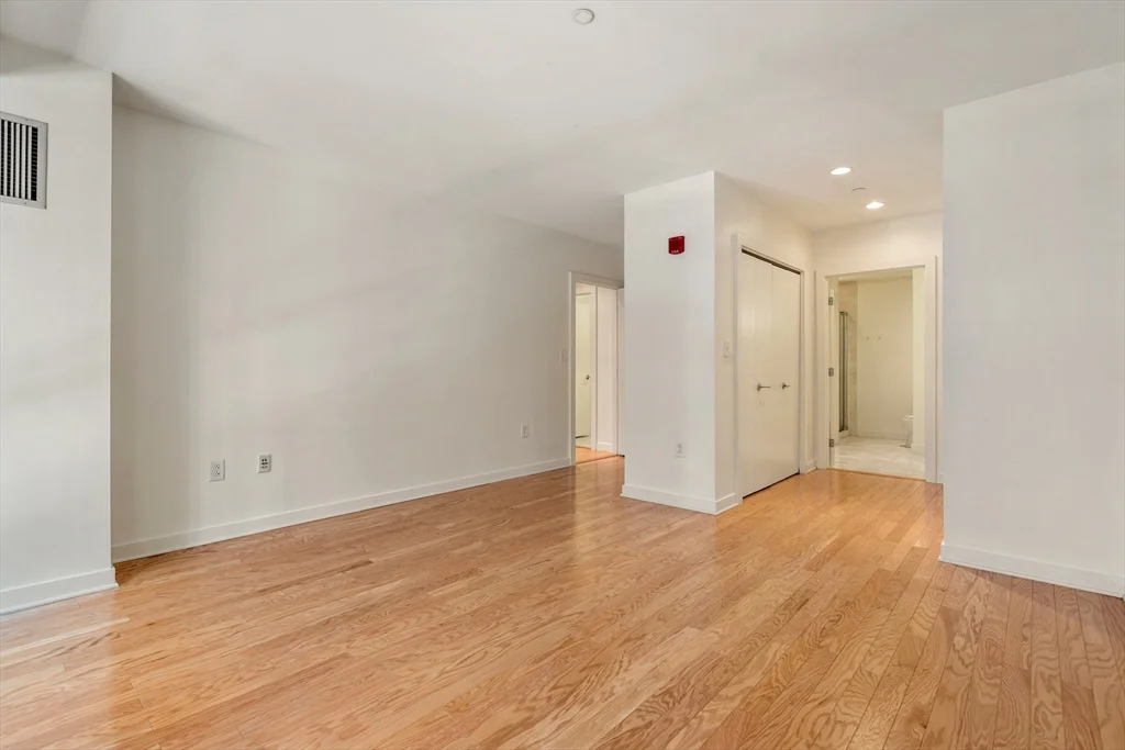 3 bed, 2 bath apartment for rent at 80 Broad St Unit 201, Boston Downtown — photo 15 of 37