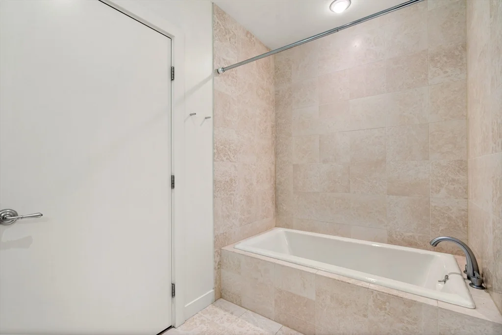 3 bed, 2 bath apartment for rent at 80 Broad St Unit 201, Boston Downtown — photo 17 of 37