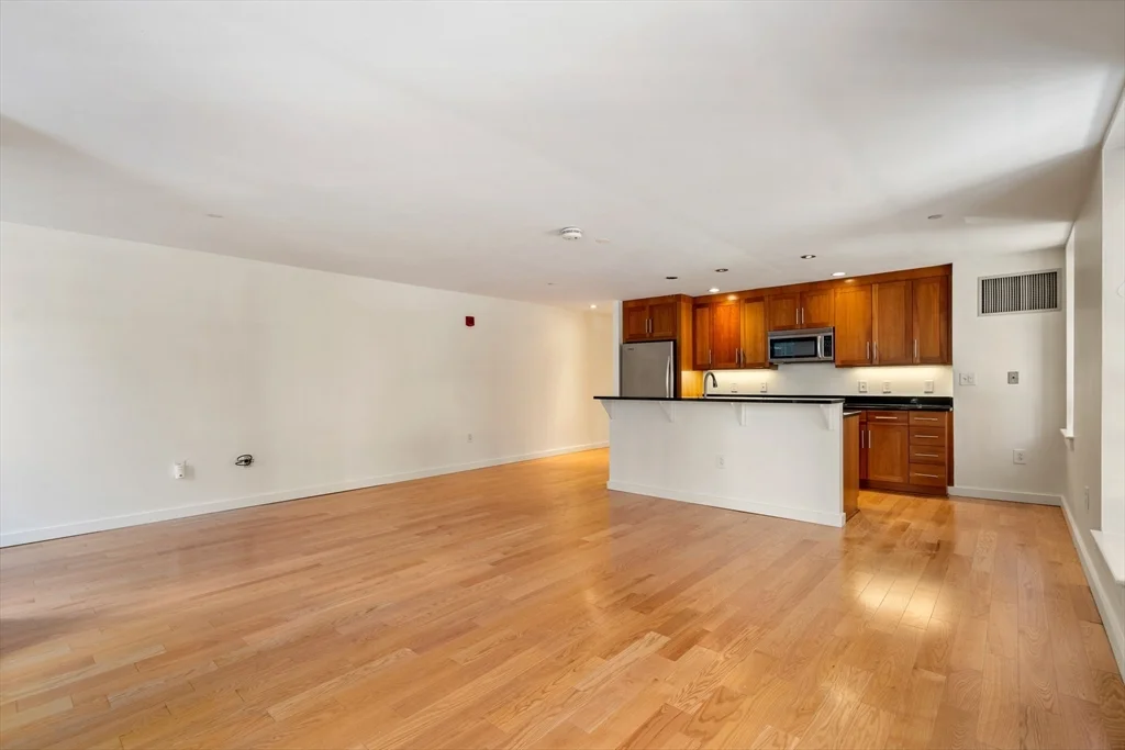 3 bed, 2 bath apartment for rent at 80 Broad St Unit 201, Boston Downtown — photo 9 of 37