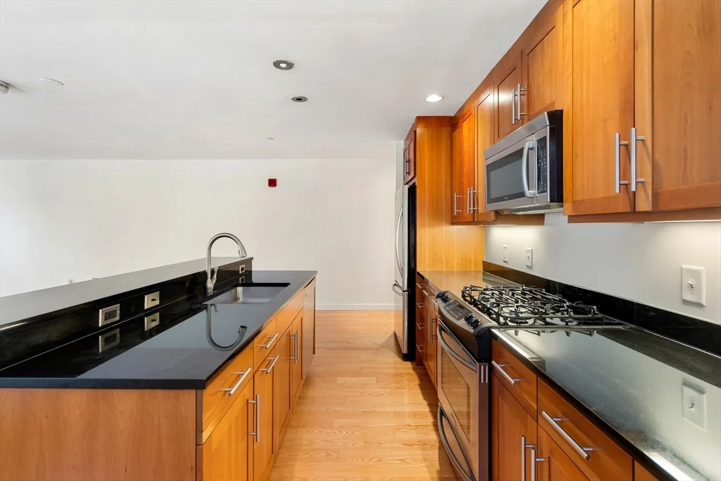 3 bed, 2 bath apartment for rent at 80 Broad St Unit 201, Boston Downtown — photo 8 of 37