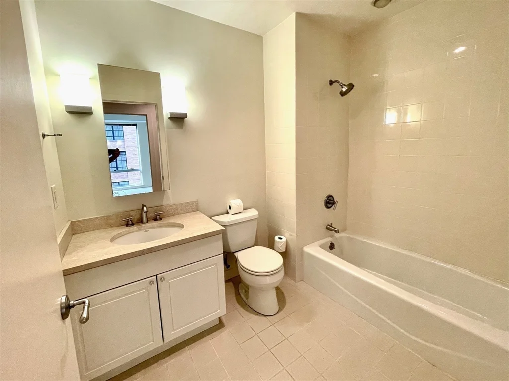 2 bed, 2 bath apartment for rent at 80 Broad St Unit 702, Boston Downtown — photo 17 of 29