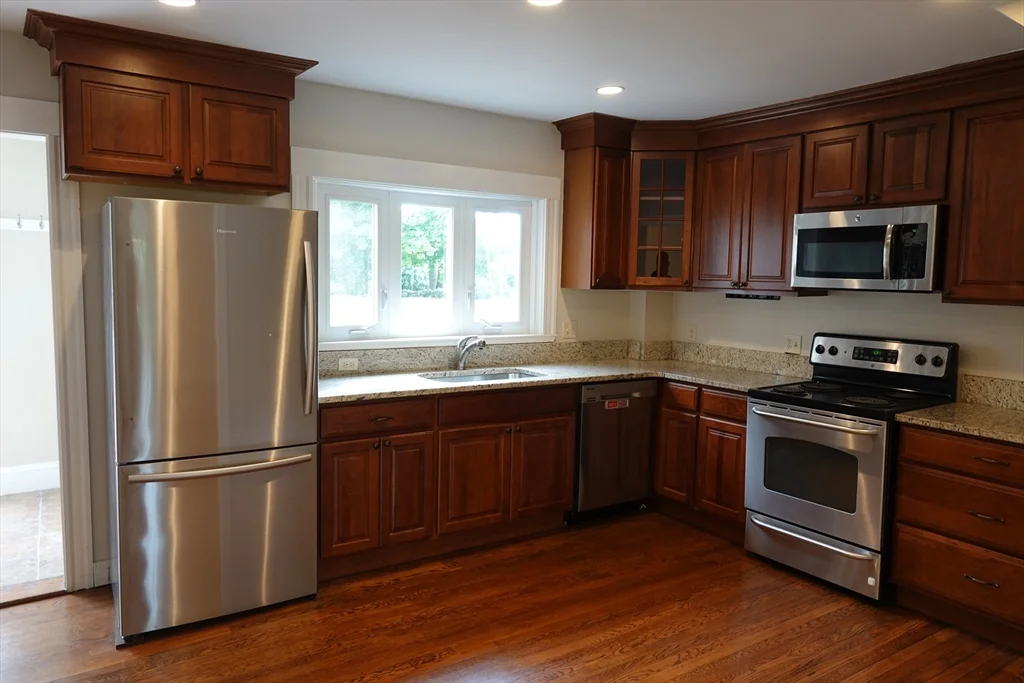 3 bed, 2 bath apartment for rent at 80 Center St, Burlington — photo 4 of 27