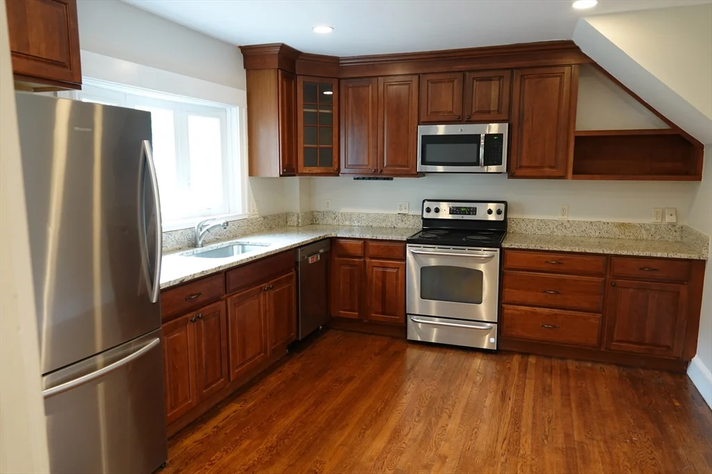 3 bed, 2 bath apartment for rent at 80 Center St, Burlington — photo 5 of 27