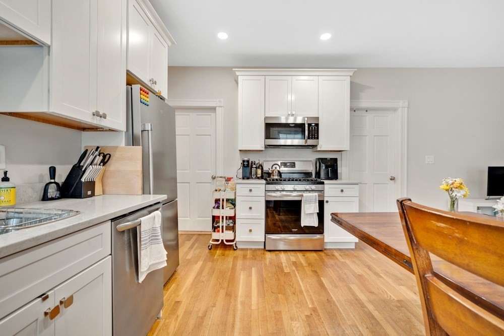 3 bed, 1 bath apartment for rent at 80 Kinnaird St Unit 1, Riverside — photo 8 of 23