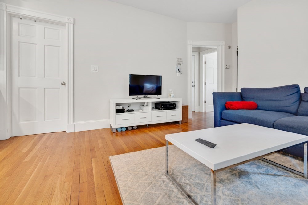 3 bed, 1 bath apartment for rent at 80 Kinnaird St Unit 1, Riverside — photo 4 of 23