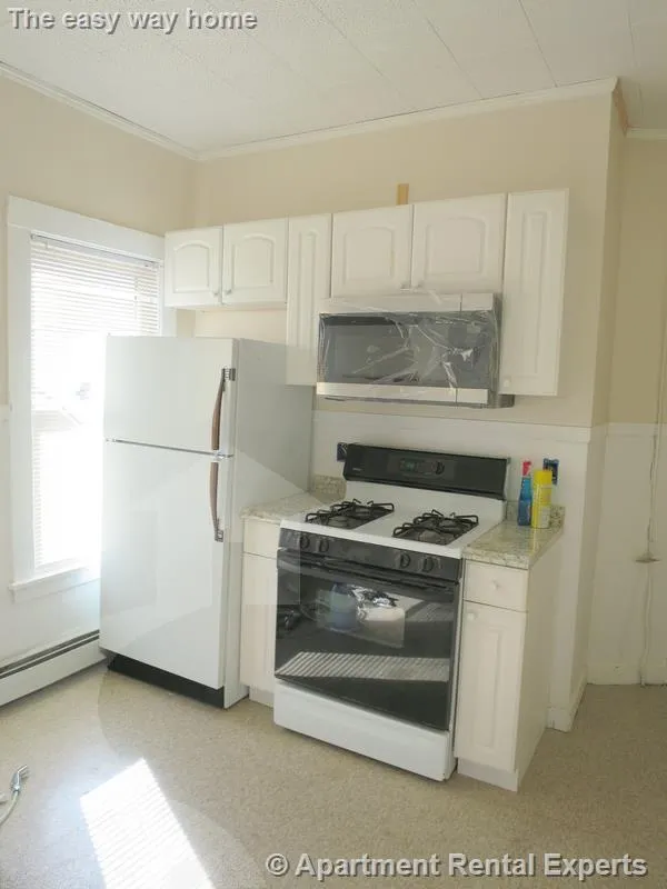 3 bed, 1 bath apartment for rent at 80 Newbury St Unit 1, Davis Square — photo 3 of 11