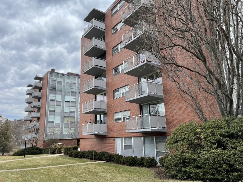 3 bed, 2 bath apartment for rent at 80 Park St Unit 74, Coolidge Corner