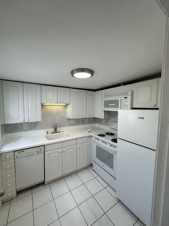3 bed, 3 bath apartment for rent at 80 Parker Hill Ave Unit 80, Mission Hill — photo 2 of 9