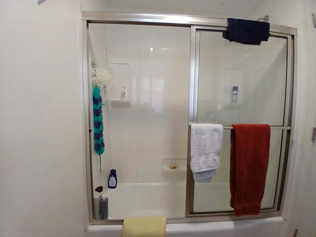 1 bed, 1 bath apartment for rent at 80 Thatcher Rd Unit 3, Long Beach — photo 9 of 11