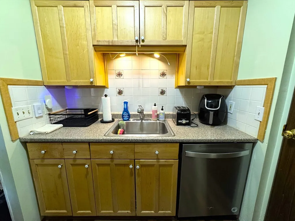 1 bed, 1 bath apartment for rent at 80 Walnut St Unit 210, Canton — photo 9 of 21