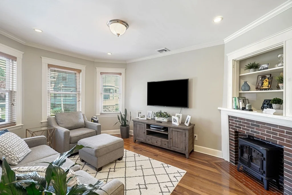 3 bed, 2 bath apartment for rent at 80 Westmoreland St Unit 2, Dorchester — photo 2 of 26