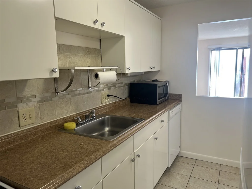 2 bed, 1 bath apartment for rent at 800 Governors Dr Unit 36, Winthrop — photo 4 of 12