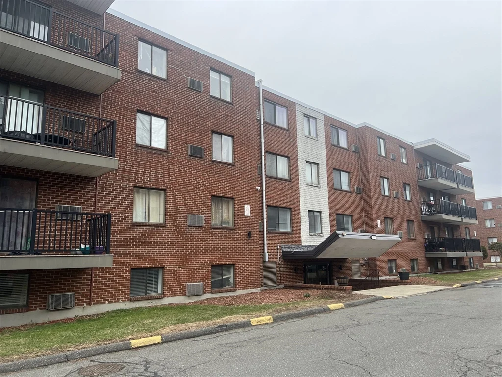 2 bed, 1 bath apartment for rent at 800 Governors Dr Unit 36, Winthrop