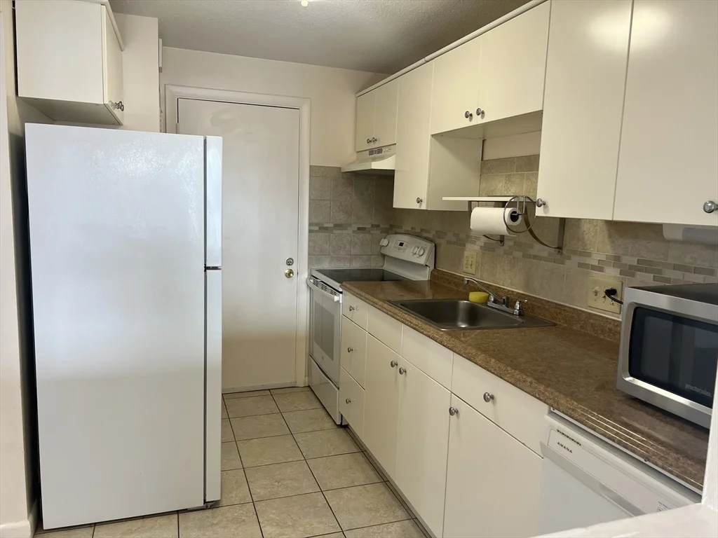 2 bed, 1 bath apartment for rent at 800 Governors Dr Unit 36, Winthrop — photo 5 of 12