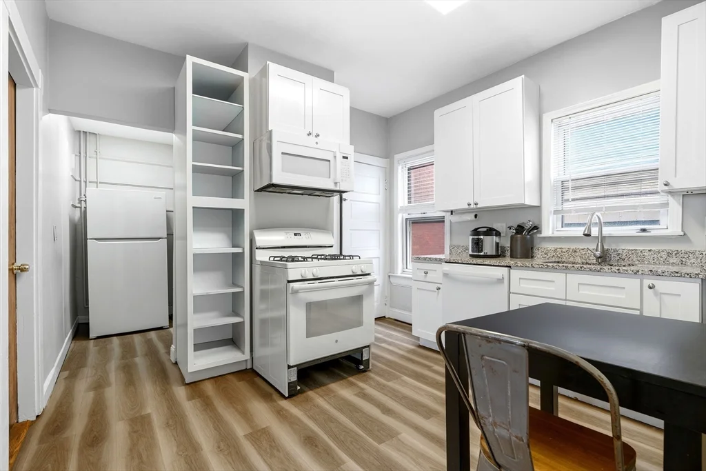 3 bed, 1 bath apartment for rent at 807 E 3rd St Unit 2, South Boston — photo 3 of 13
