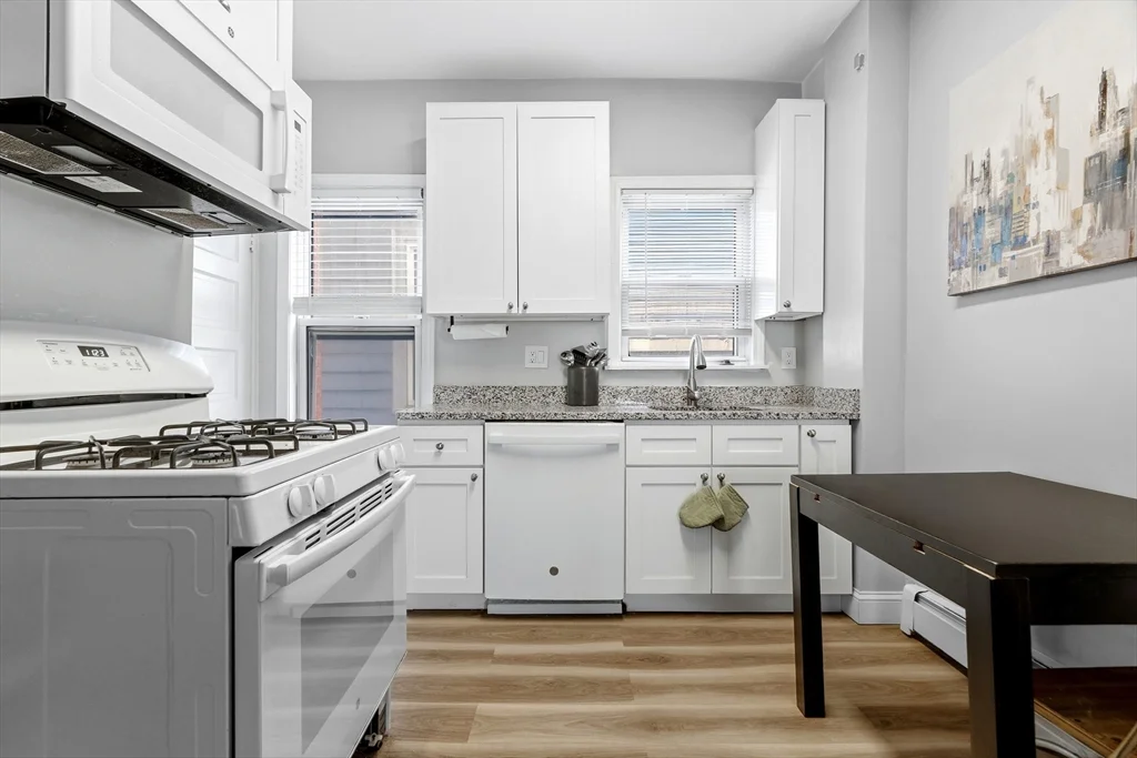 3 bed, 1 bath apartment for rent at 807 E 3rd St Unit 2, South Boston — photo 4 of 13