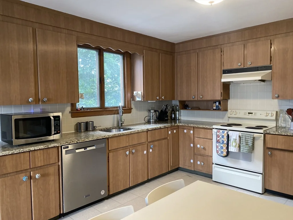 4 bed, 3 bath apartment for rent at 809 Central Ave, Needham — photo 3 of 15
