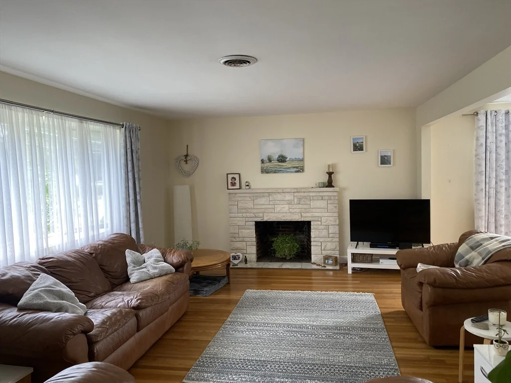 4 bed, 3 bath apartment for rent at 809 Central Ave, Needham — photo 5 of 15