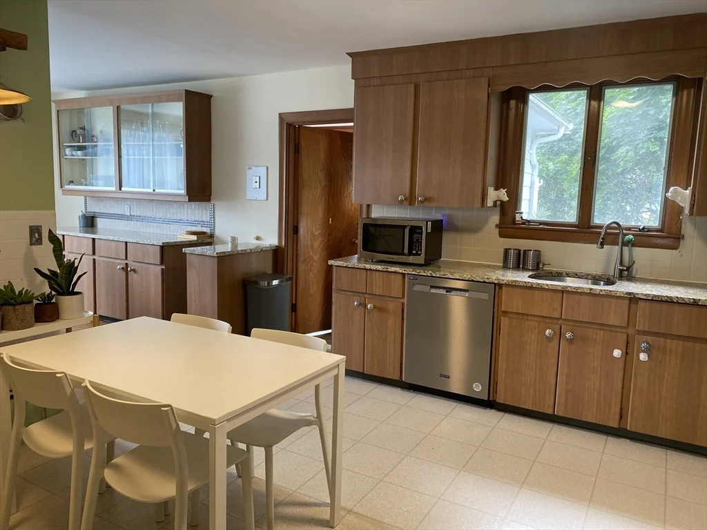 4 bed, 3 bath apartment for rent at 809 Central Ave, Needham — photo 4 of 15