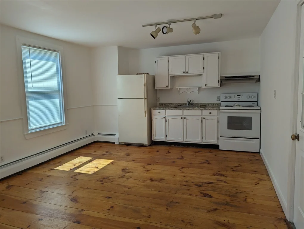 1 bed, 1 bath apartment for rent at 81/2 Russia Unit 0, Newburyport — photo 9 of 17