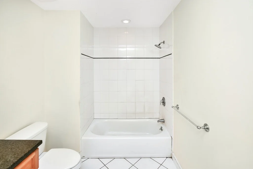 3 bed, 2 bath apartment for rent at 81-87 Fairmount Unit 10, Hyde Park — photo 14 of 30