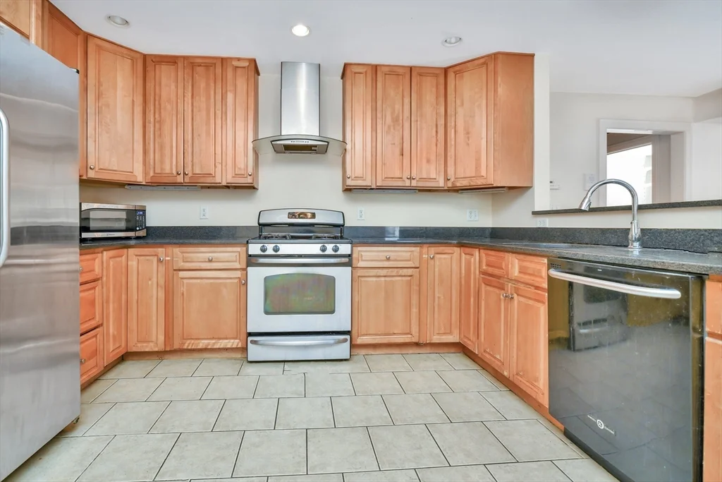 3 bed, 2 bath apartment for rent at 81-87 Fairmount Unit 10, Hyde Park — photo 20 of 30