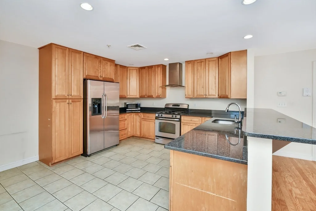 3 bed, 2 bath apartment for rent at 81-87 Fairmount Unit 10, Hyde Park — photo 18 of 30