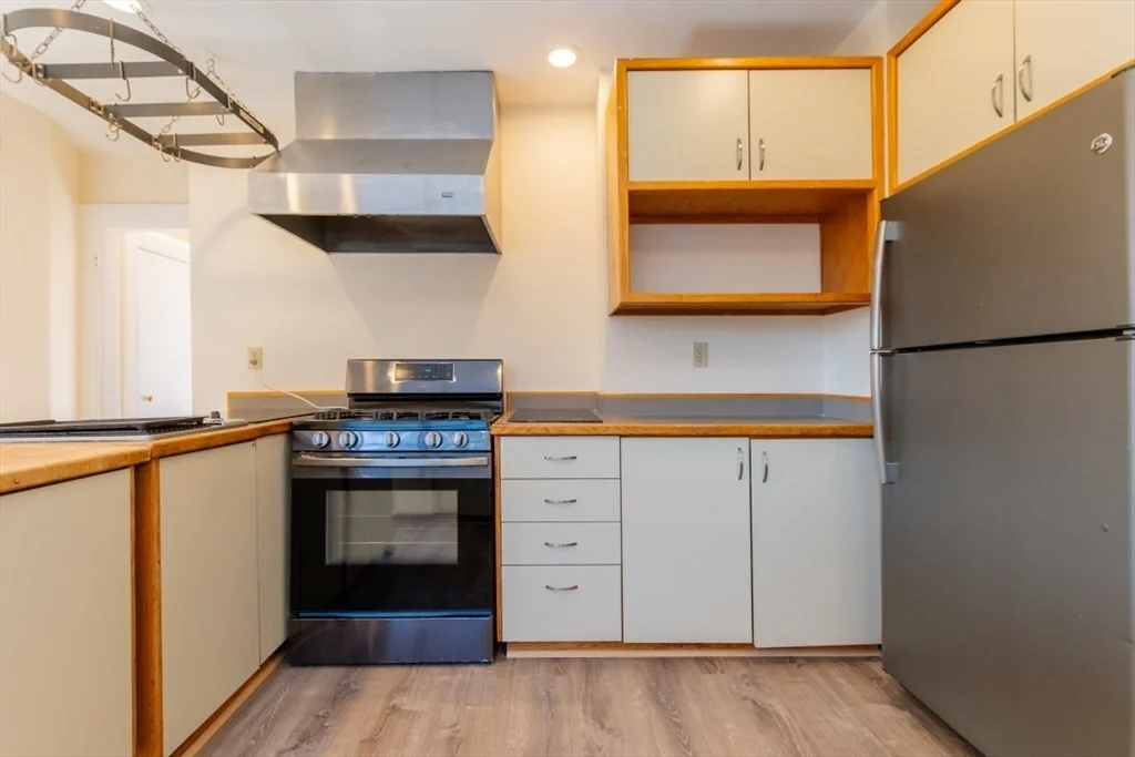 3 bed, 2 bath apartment for rent at 81 Cushing Ave Unit 81, Belmont — photo 8 of 29