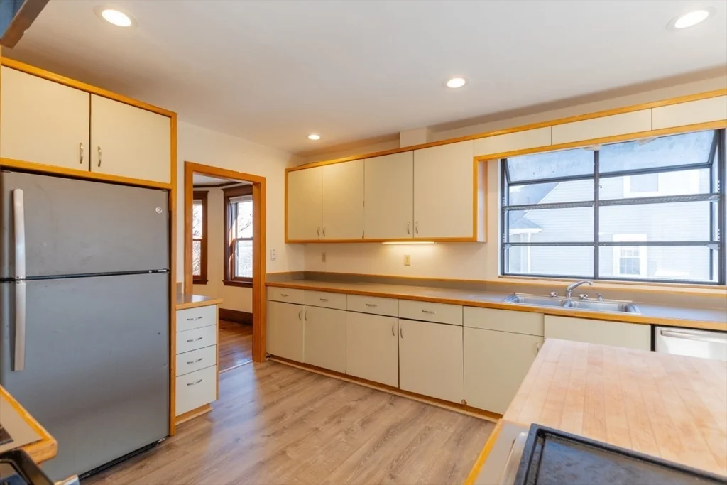 3 bed, 2 bath apartment for rent at 81 Cushing Ave Unit 81, Belmont — photo 9 of 29